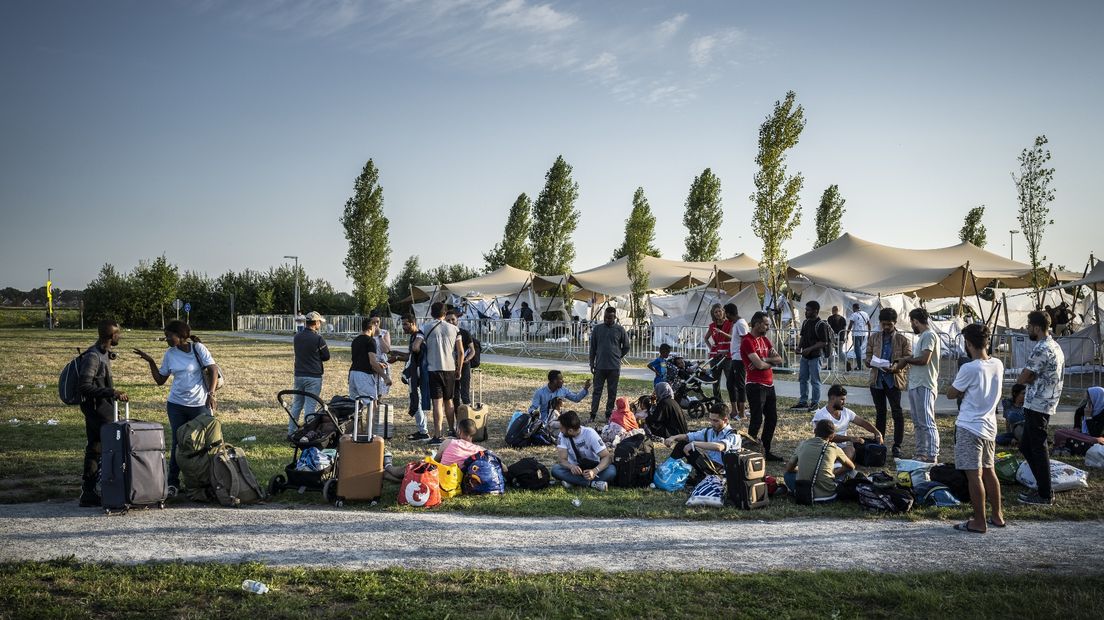 Vluchtelingen bij het aanmeldcentrum in Ter Apel