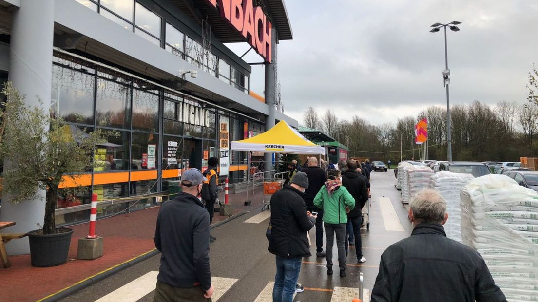 Een rij voor de Hornbach bouwmarkt in stad-Groningen