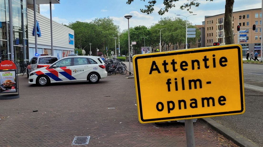 Politiewagens komen aan bij het winkelcentrum