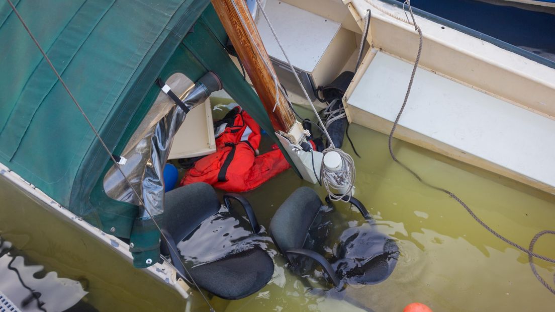 Een boot maakte water in IJsselmuiden en moest een helling opvaren