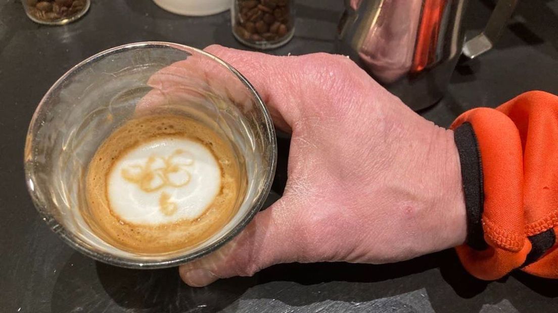 De olympische prestatie van Niek in het melkschuim van een cappuccino