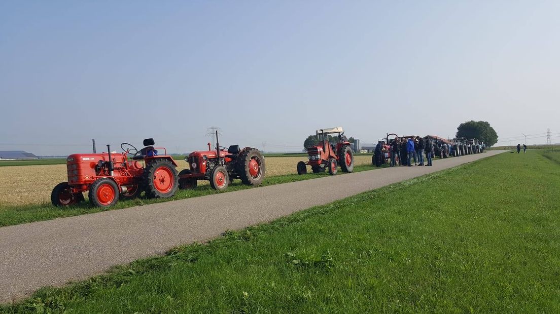 Ze vormen met twaalf oude tractors een markant gezicht in het landschap. Een vriendengroep uit heel het land trekt deze dagen door drie provinciën, tijdens een zelf georganiseerde 'Drie Provinciëntocht'. Vandaag is hun 'Gelderse dag'.