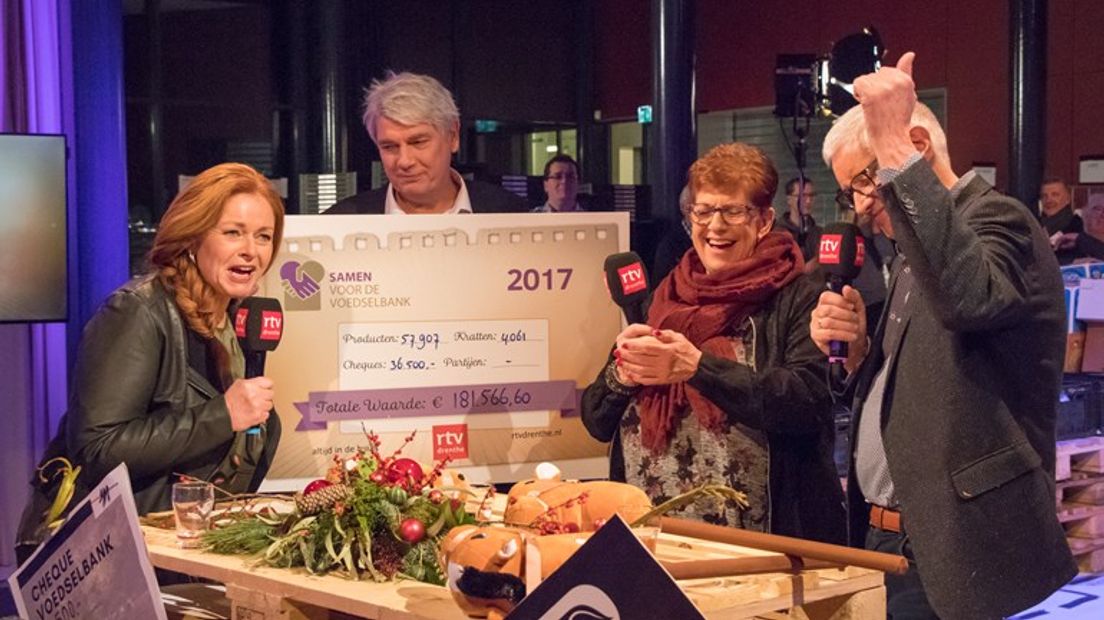 De overhandiging van de cheque vorig jaar (Rechten: RTV Drenthe)