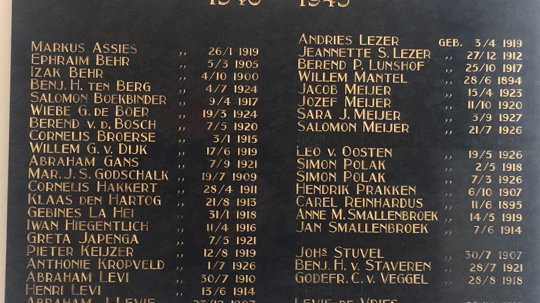 De plaquette met de namen van mensen die in de oorlog omkwamen (Rechten: Sophie Timmer / RTV Drenthe)