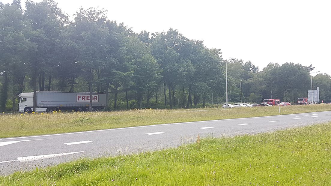 Op- en afrit van de A12 bij Oosterbeek is zaterdagmiddag enige tijd in beide richtingen afgesloten geweest. Er was lekkage ontstaan in een groot vat waterstofperoxide in een Deense vrachtwagen.