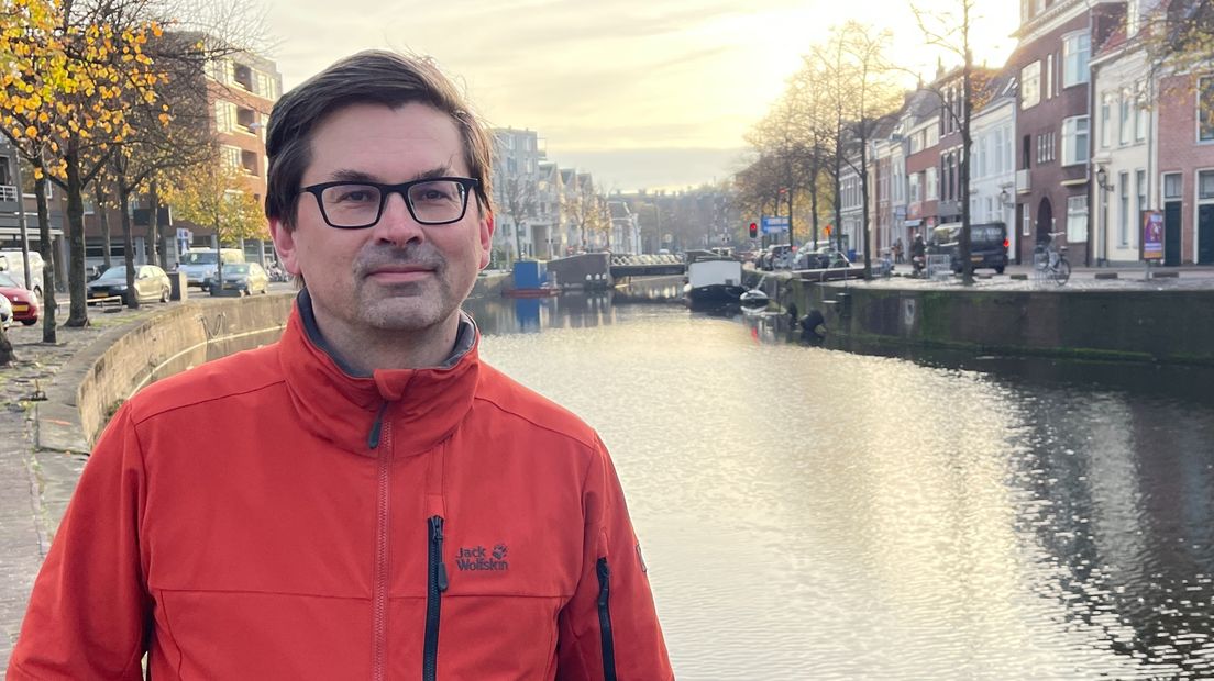 GroenLinks-raadslid Benni Leemhuis op de kade van de Diepenring
