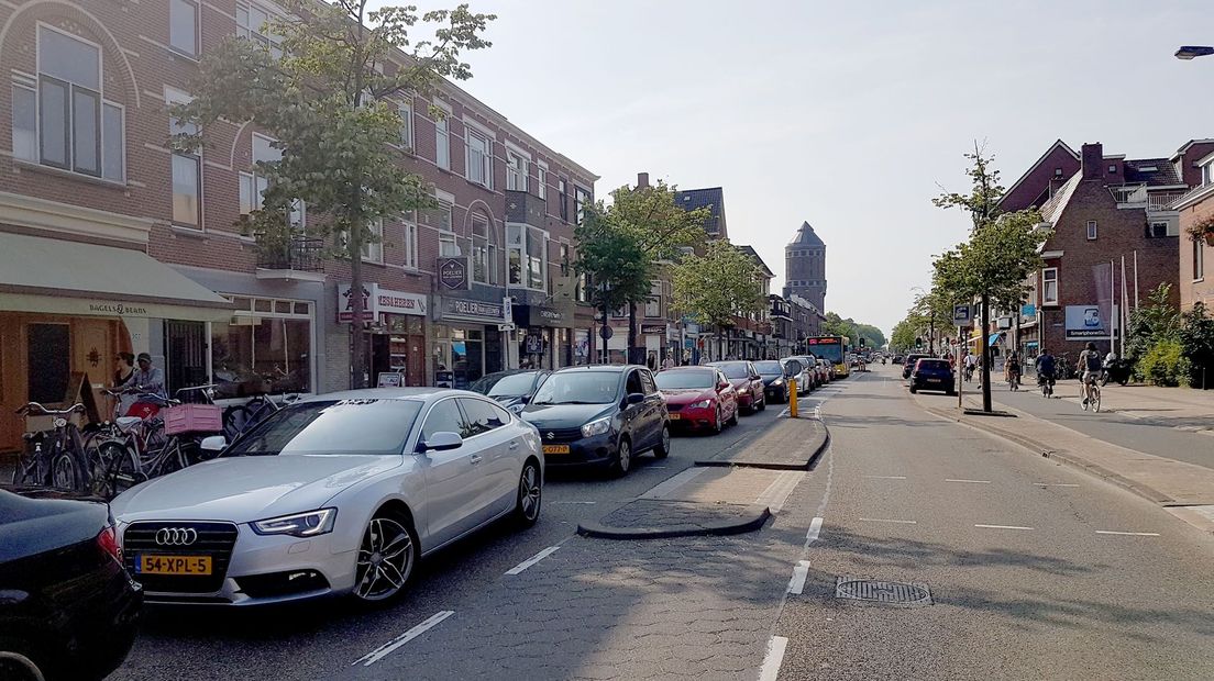 Het verkeer op de Amsterdamsestraatweg staat muurvast.