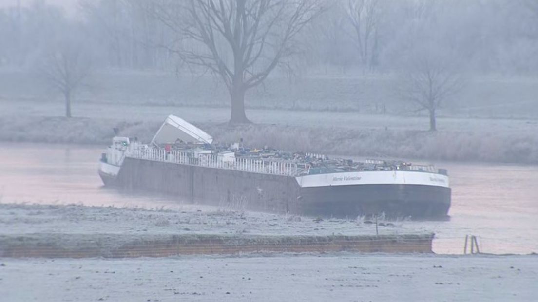 Twee uur en 15 minuten na de melding van de aanvaring bij Grave werd de minister van Infrastructuur en Milieu geïnformeerd. Het Twitterbericht voor de omwonenden kwam pas drie kwartier later.