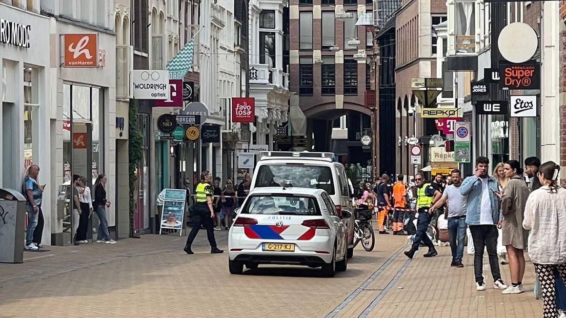 De gewonde ligt in de winkelstraat