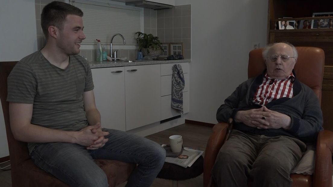 'Ik ben heel erg blij dat je mij komt halen, want ik heb hele slechte ogen. Ik mag niet alleen weg, maar ik heb ook geen zin om de hele dag thuis te blijven', vertelt de 92-jarige mevrouw Elbers. Ze heeft de jas al aan en is er helemaal klaar voor om met Anneke Wigman mee te gaan naar de dag van het Levenslied in Nijmegen.