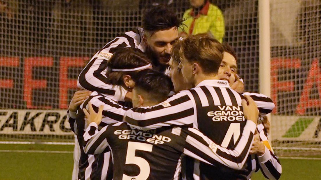 In een bizarre wedstrijd heeft Achilles dan eindelijk gewonnen. Het werd 4-3 tegen FC Eindhoven.