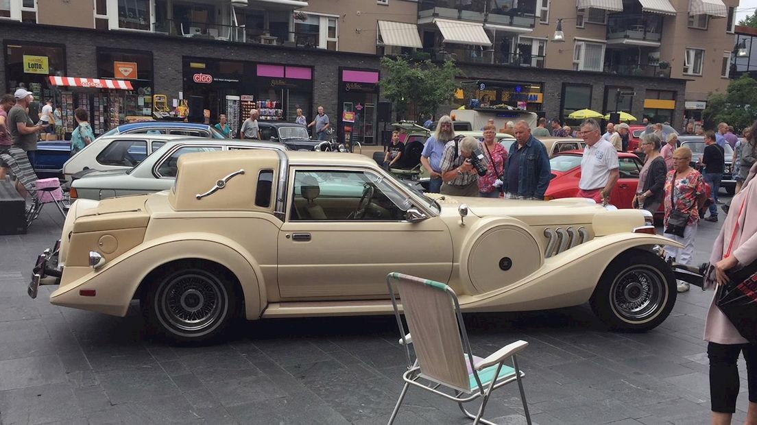 Liefhebbers van oldtimers halen hun hart op in het centrum van