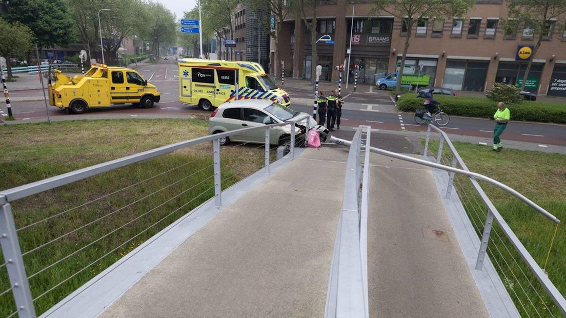 Auto ramt lantaarnpaal in Zwolle