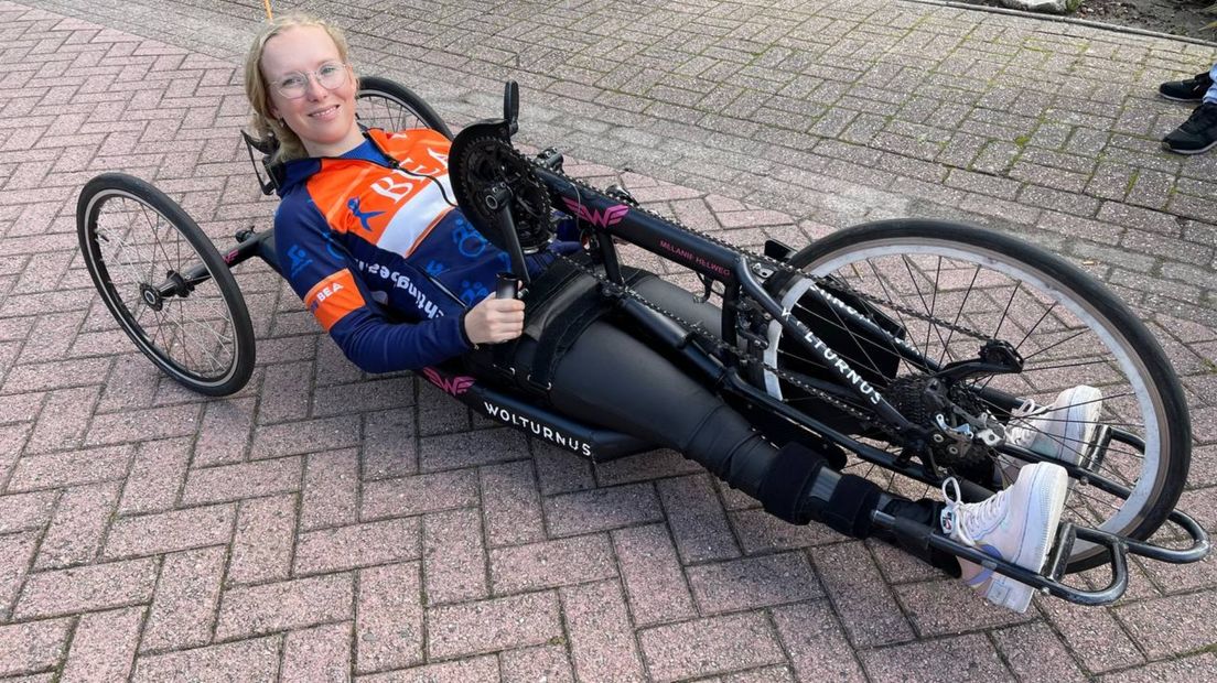 Melanie Helweg op haar handbike
