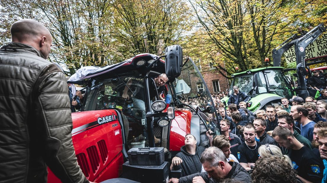 Van Adrichem rijdt de deur van het provinciehuis in met de trekker
