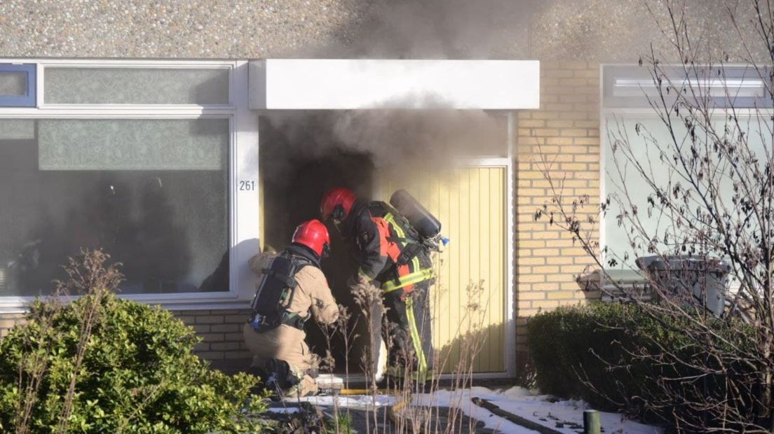 De brandweer in actie in Delfzijl