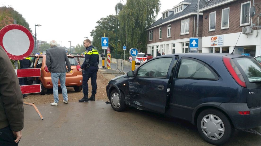 Twee auto's botsen op elkaar in Enschede, vrouw komt klem te zitten