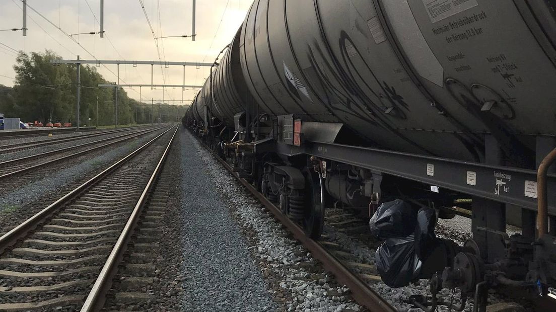 De goedererentrein die vanmorgen werd silgezet in Oldenzaal