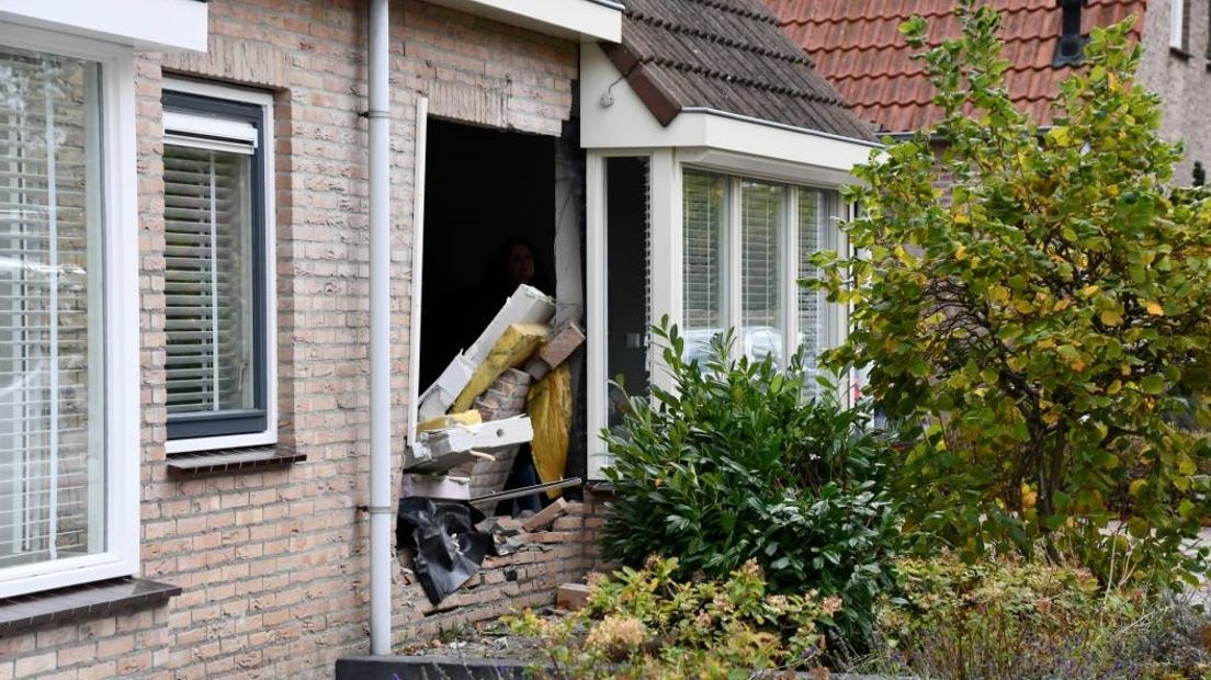 Automobiliste rijdt tegen gevel huis