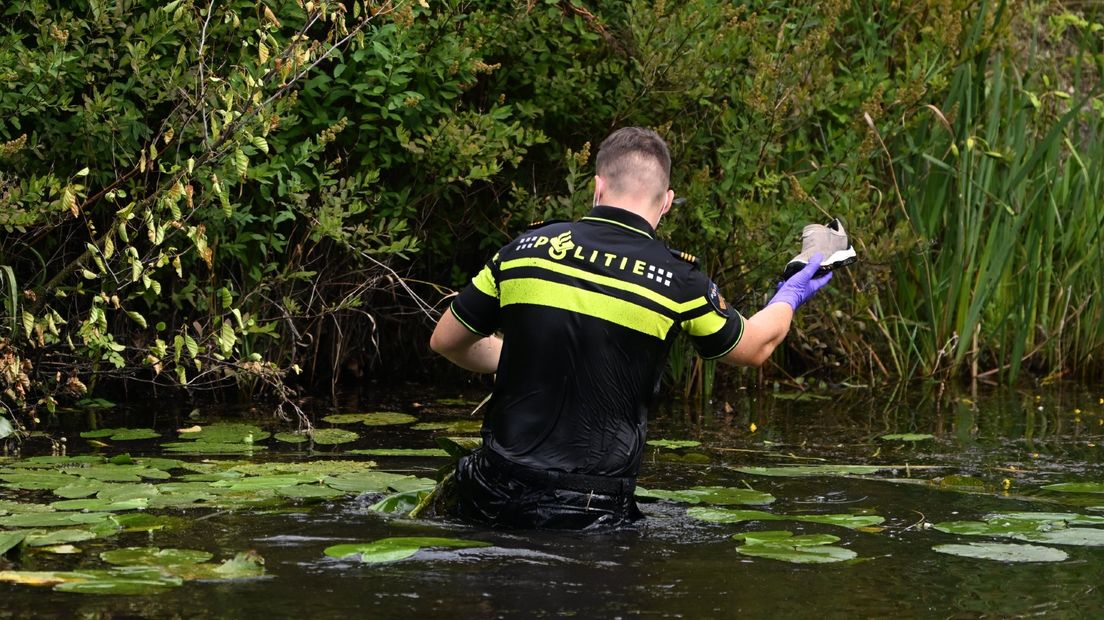 Politie vist schoen uit water bij Kiel-Windeweer