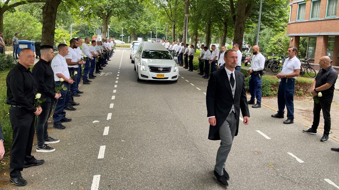 Een erehaag voor de overleden beveiliger Martin