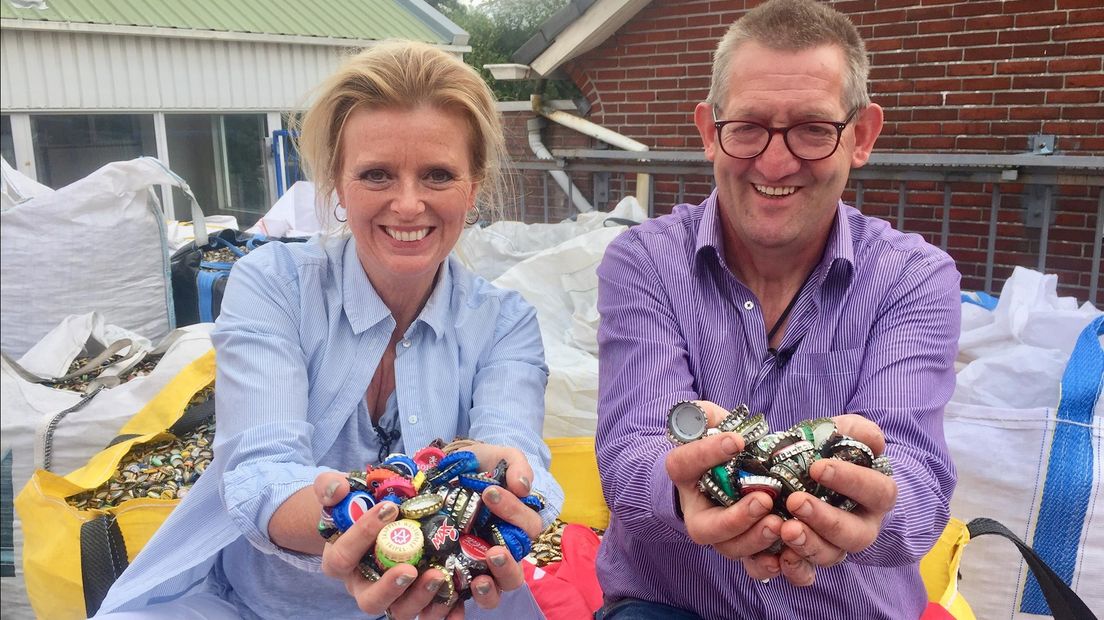 Esther Rikken en Jan Dragt tussen de vele kroonkurken