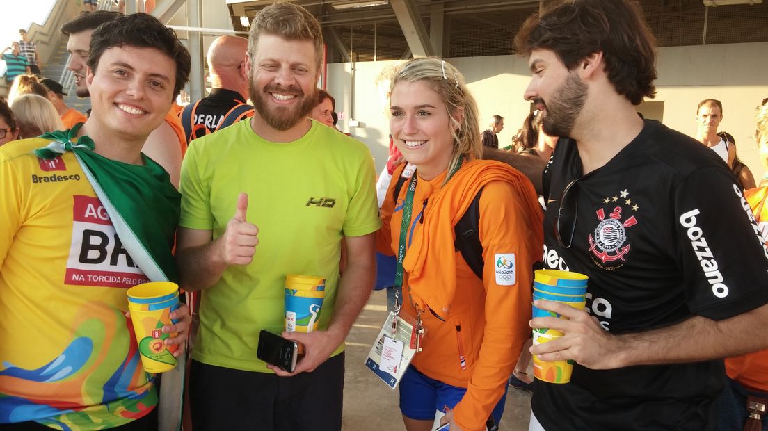 De Arnhemse Estavana Polman poseert met fans in Rio.