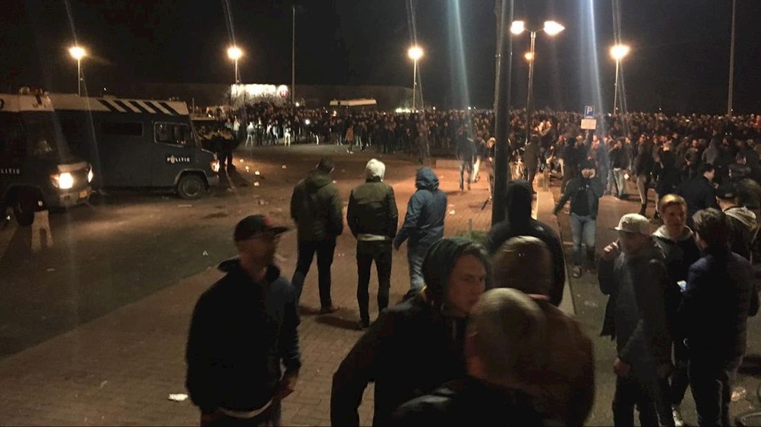 Duizend man op de been buiten het stadion van FC Twente