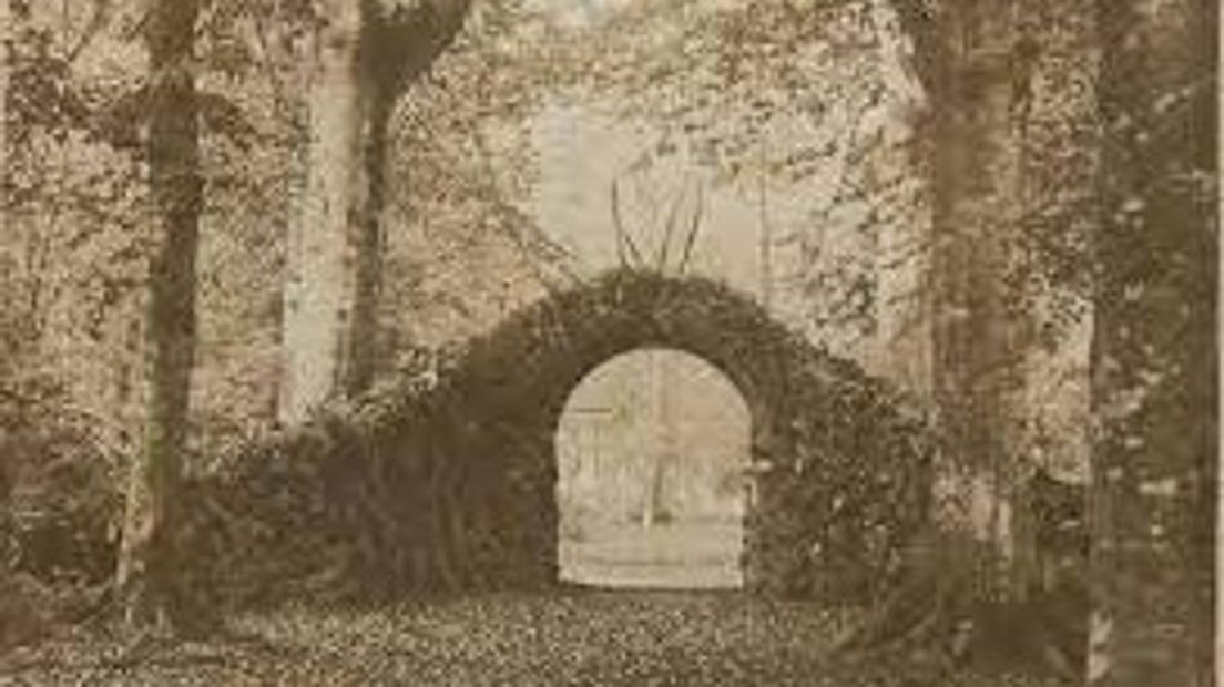 Poort in de heg, oostkant Beilerstraat, onderdeel Landgoed De Eerste Steen, foto ca 1900