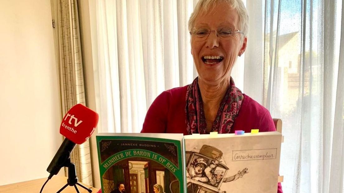 Janneke Budding met 2 van haar boeken