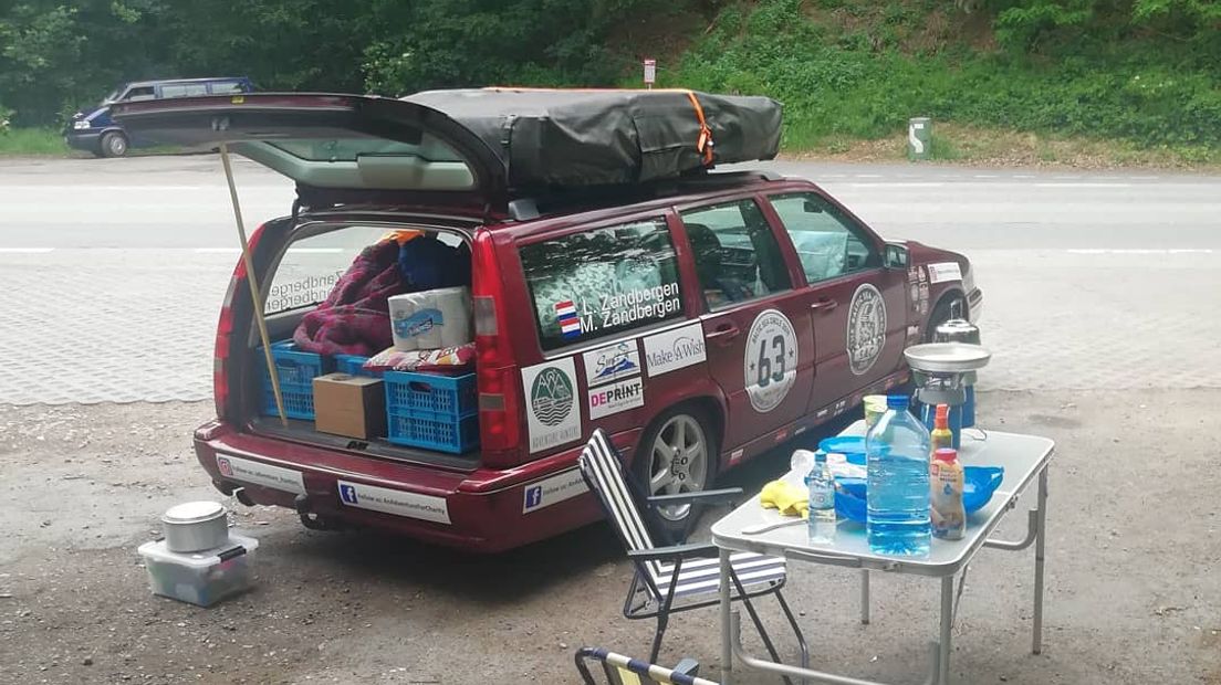 De nichtjes Lisette en Martina Zandbergen uit Nijmegen, die voor het goede doel meedoen aan de Baltic Sea Circle Rally, zijn de poolcirkel gepasseerd. Afgelopen donderdag zijn ze vanuit Groningen vertrokken voor een tocht van 8.500 kilometer die ze in 18 dagen moeten afleggen. Daarmee willen ze zoveel mogelijk geld ophalen voor Stichting Make-A-Wish.