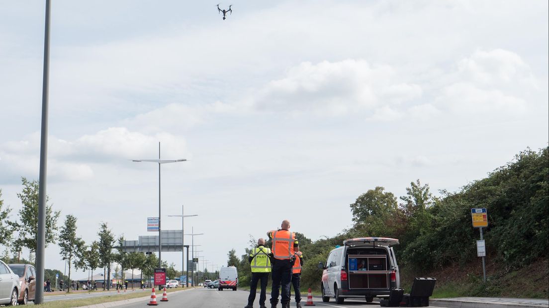 Een droneteam is ter plaatse om onderzoek te doen naar een ongeval in Deventer