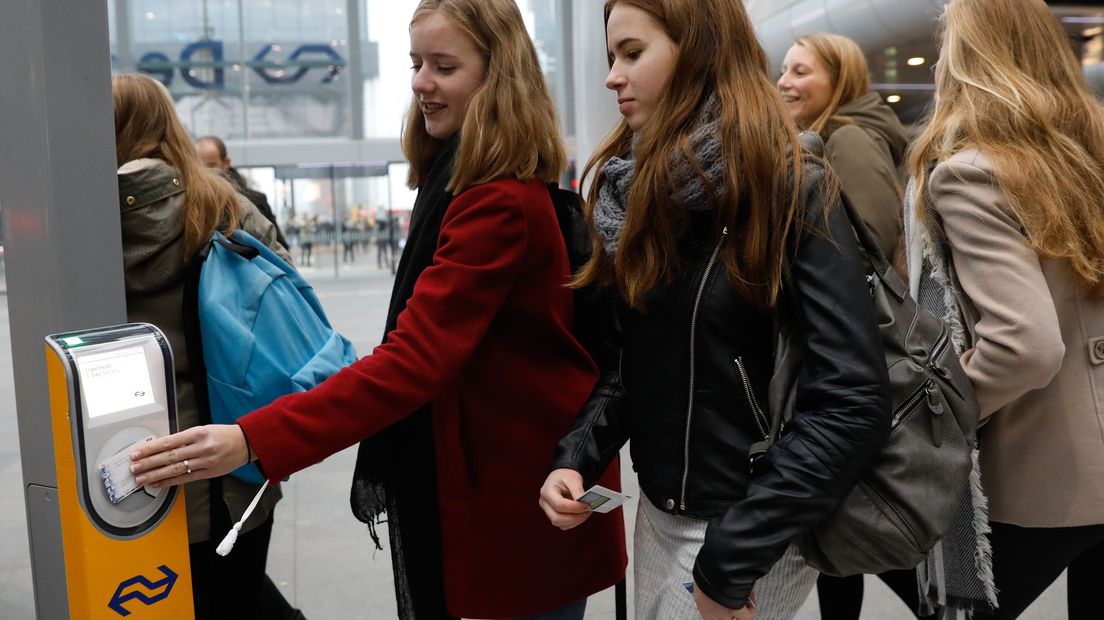 Sommige studenten in het Noorden moeten een week betalen voor hun studenten-ov-kaart (Rechten: ANP/Bas Czerwinski)
