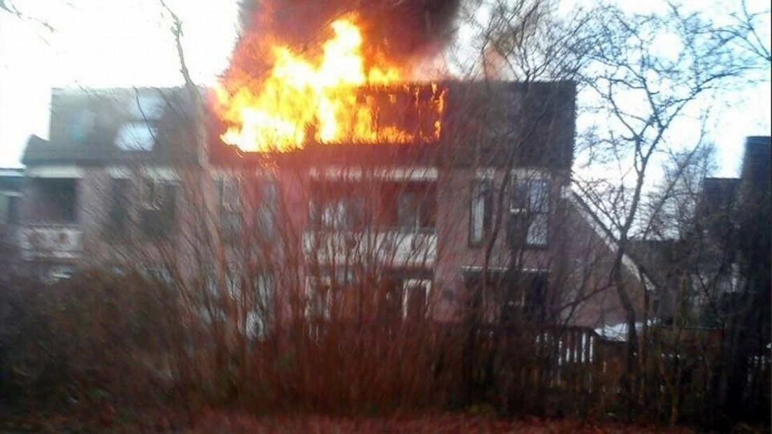 De vlammen slaan uit het dak van het  appartementencomplex (Rechten: RTV Noord)