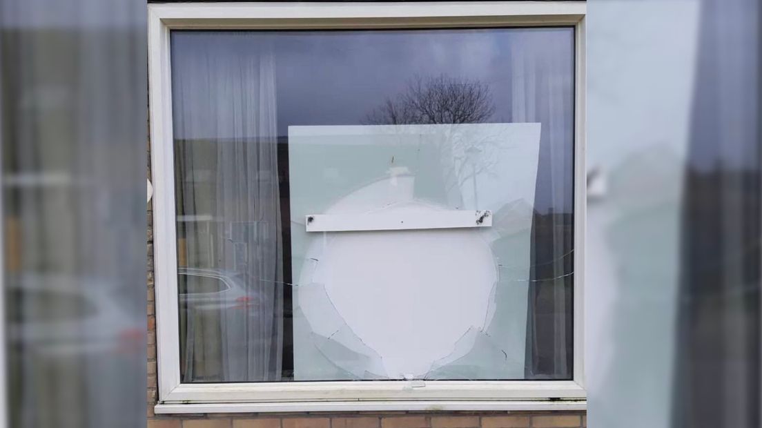 De schade aan een van de ramen