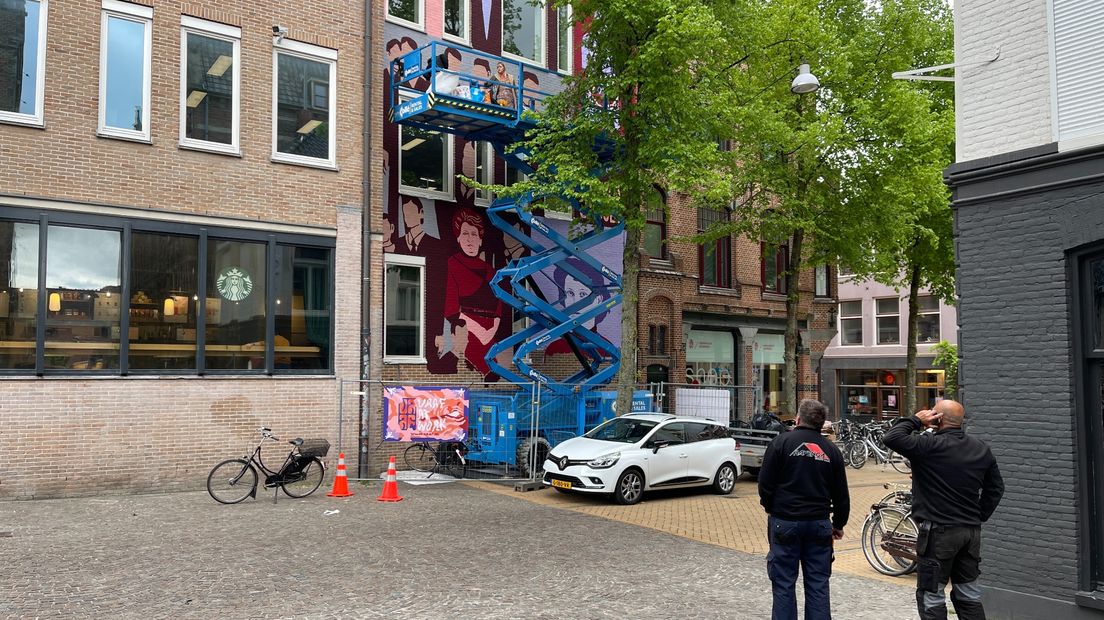 Het tweetal zit vast in de hoogwerker, op de grond wordt gebeld voor hulp