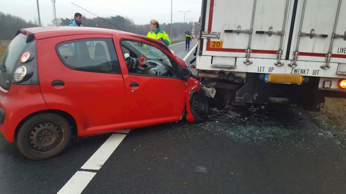 Auto botst op vrachtwagen op A1