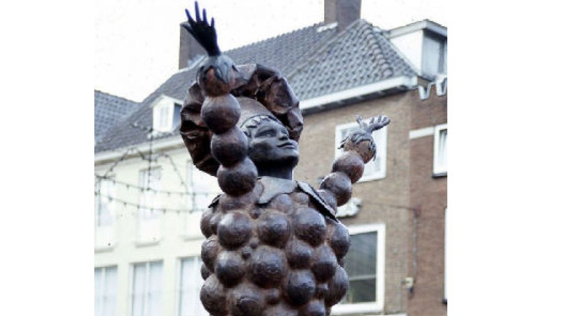 Dieven hebben geprobeerd het beeld van Flipje op de Markt in Tiel weg te halen.