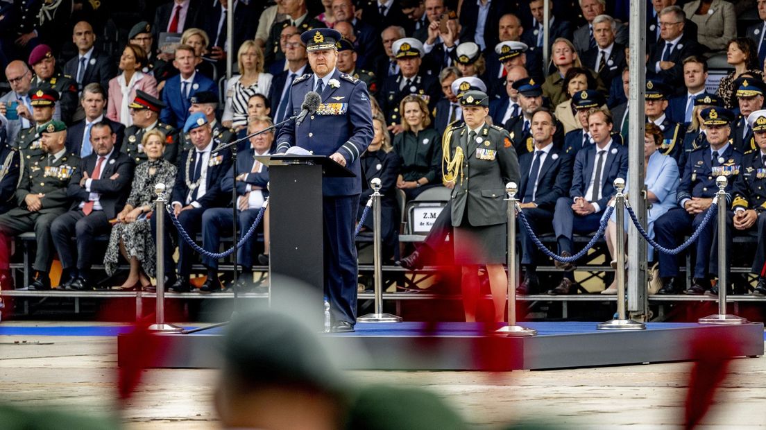 Willem-Alexander spreekt de veteranen en militairen toe