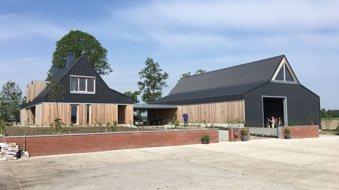 Boerderij Houweraheem in Kloosterburen: een van de onder architectuur gebouwde boerderijen