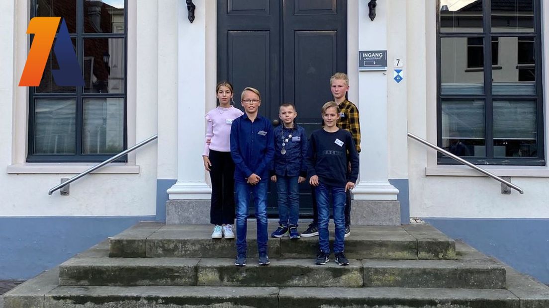 Timon Grevink, de nieuwe kinderburgemeester in het midden, Jesse Koskamp, Morris Zomer, Kiana Rutgers en Thijs Roelofsen zijn de nieuwe leden van de kinderraad.