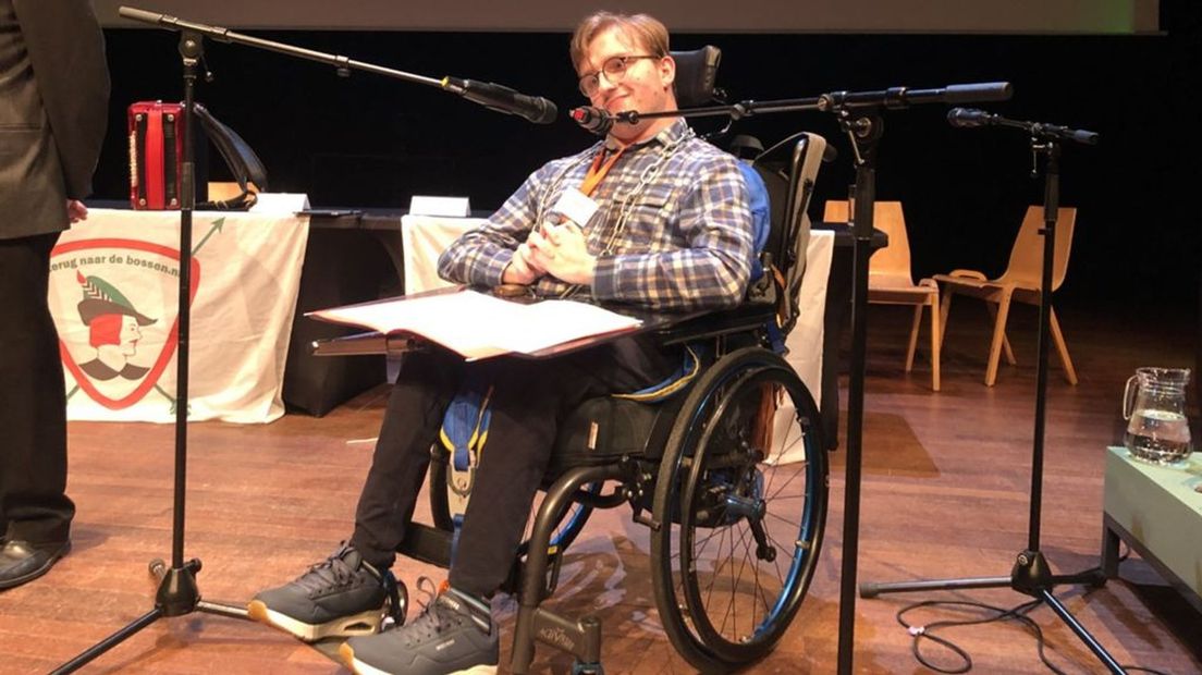Joris Berkers spreekt zaal toe