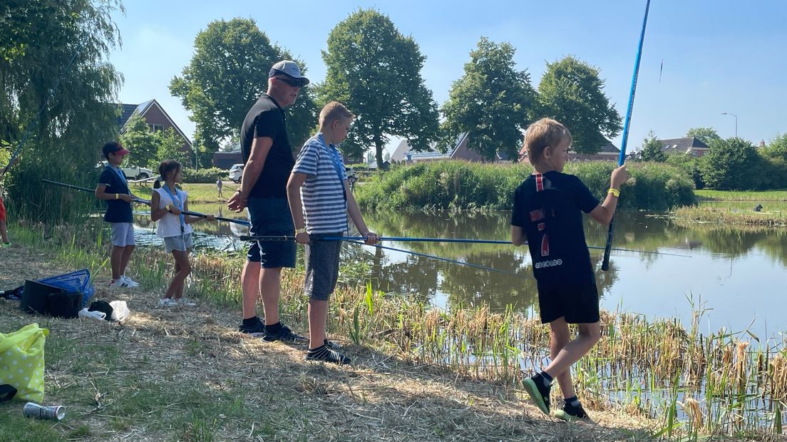 De hengels waar mee gevist wordt, mogen de deelnemers houden