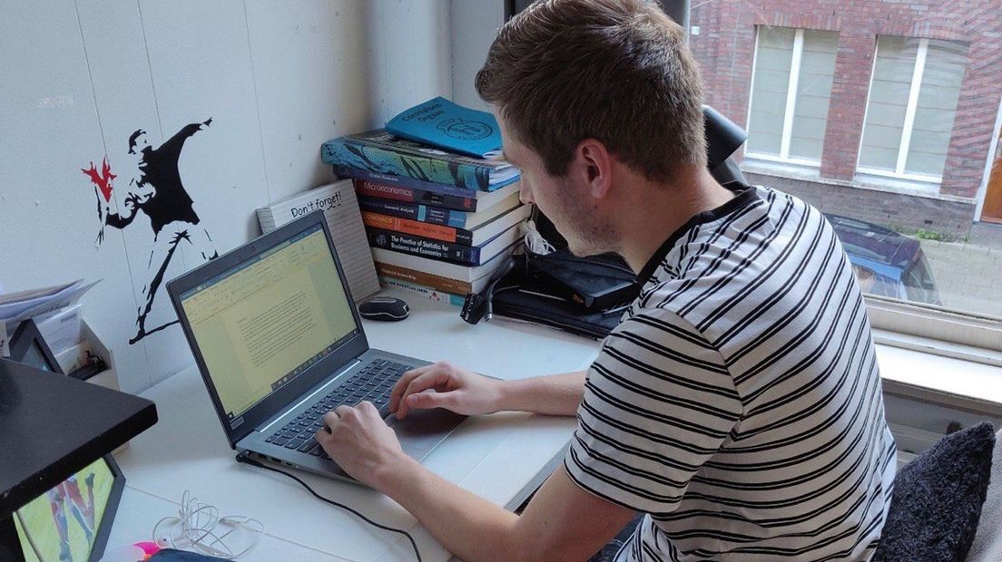 Een student thuis aan de studie