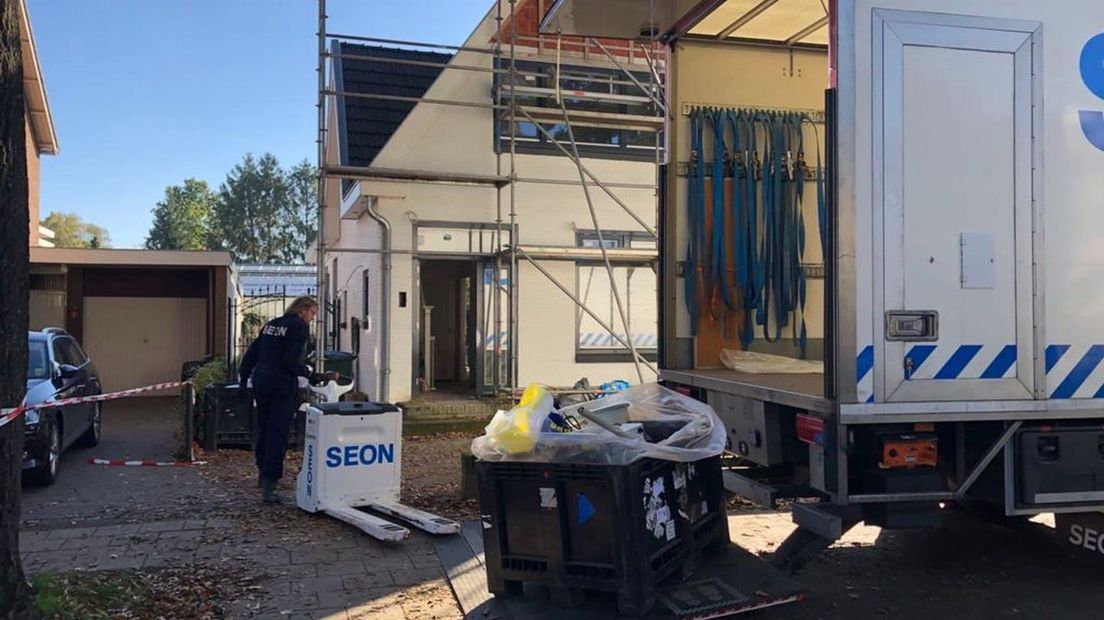 Een vrachtwagen staat klaar om de vaten en jerrycans uit het drugslaboratorium af te voeren.