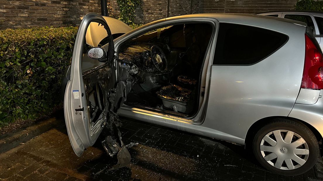 De binnenkant van de auto is verwoest door de brand