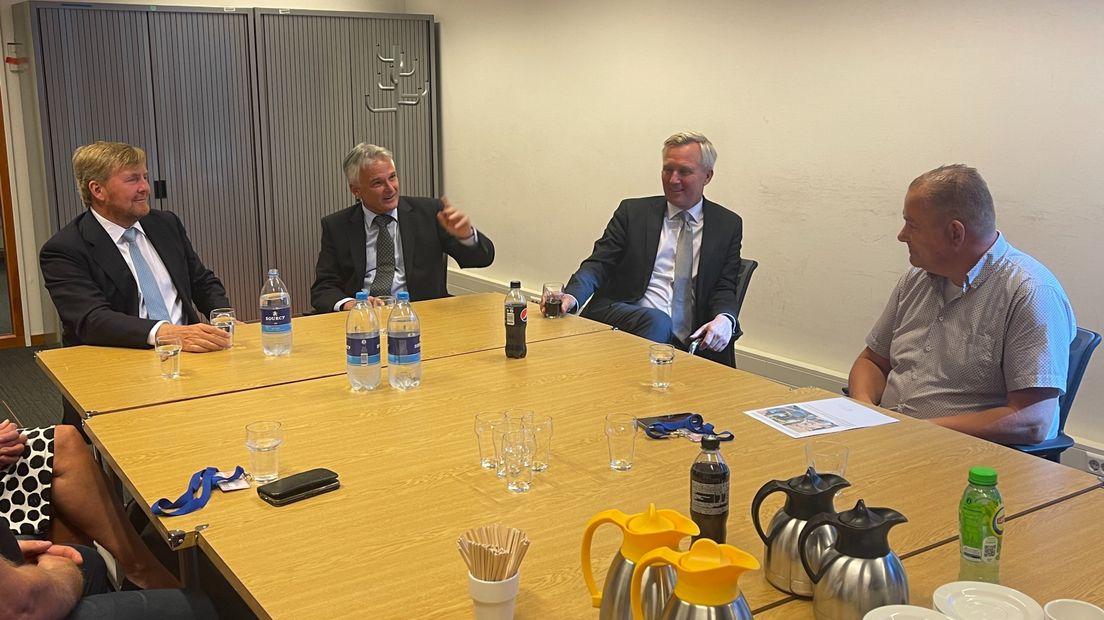 De Koning, burgemeester Velema, staatssecretaris Van der Burg en de ondernemer van de Hema
