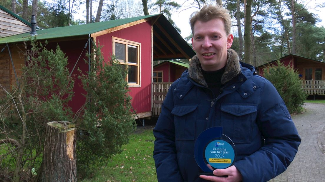 Eigenaar Gerrit-Jan Hagedoorn met de prijs.