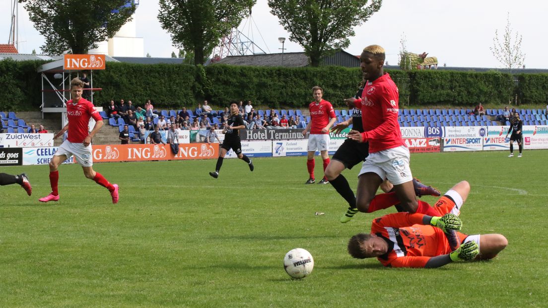 Strafschop voor GOES als Francis Kabwe Manengela onderuit wordt gehaald