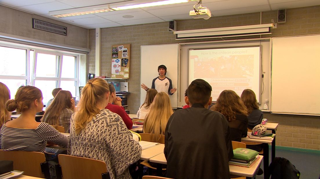In de Engelse les vertelt Ivan zijn klasgenoten allerlei leuke feitjes over Chili